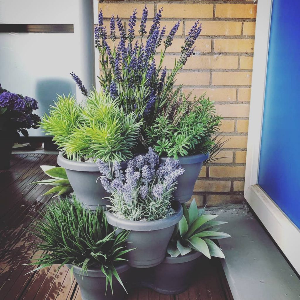 Decoratieve kunstplanten buiten: kunstbuxus, kunstbomen en kunstbloemen als tuinafscheiding