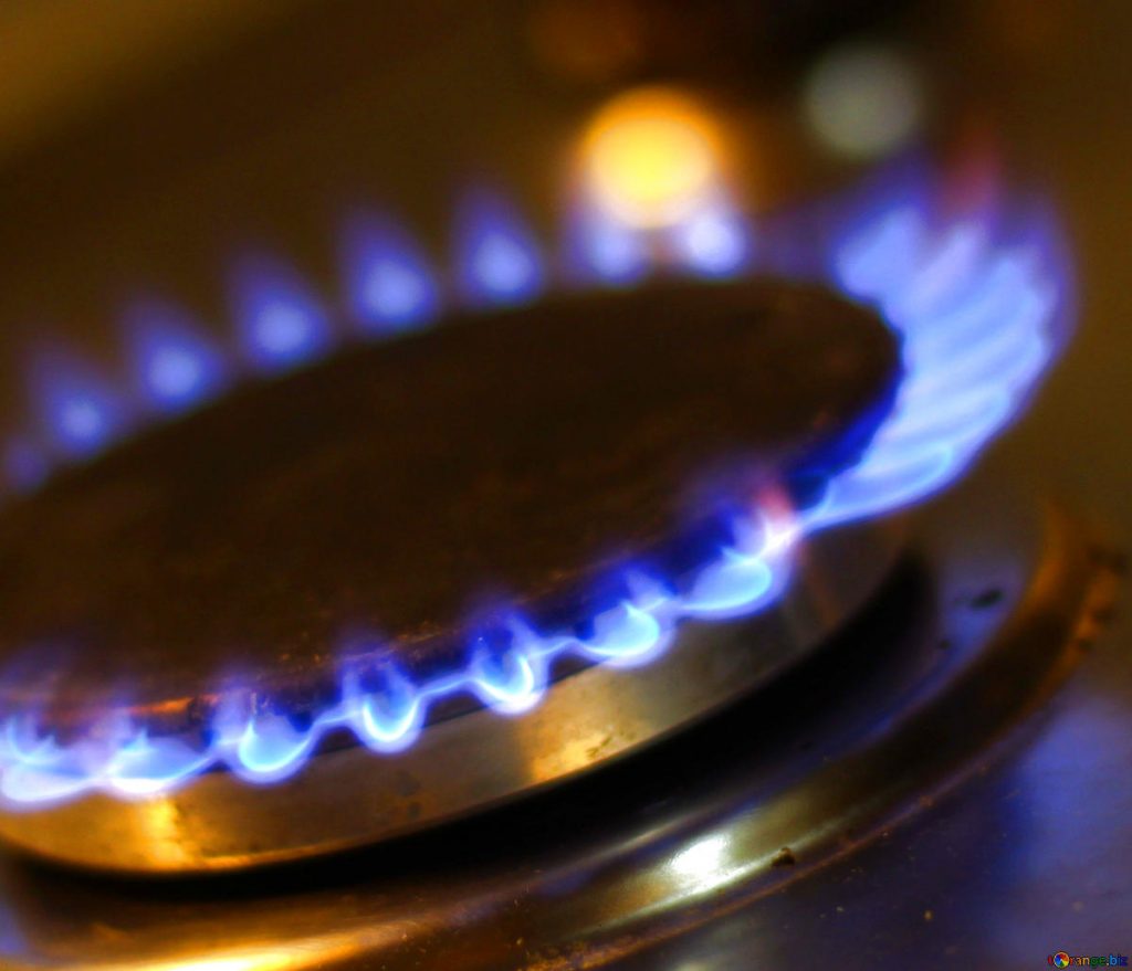 Kleurrijke gasvlam uit een gasbrander met intense verbrandingseffect en warmteafgifte
