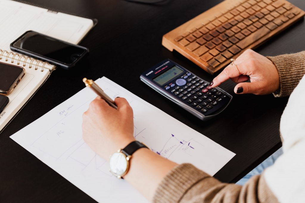 Visuele representatie van persoonlijk financieel gesprek met geldbeheersing tips en budgettering strategie