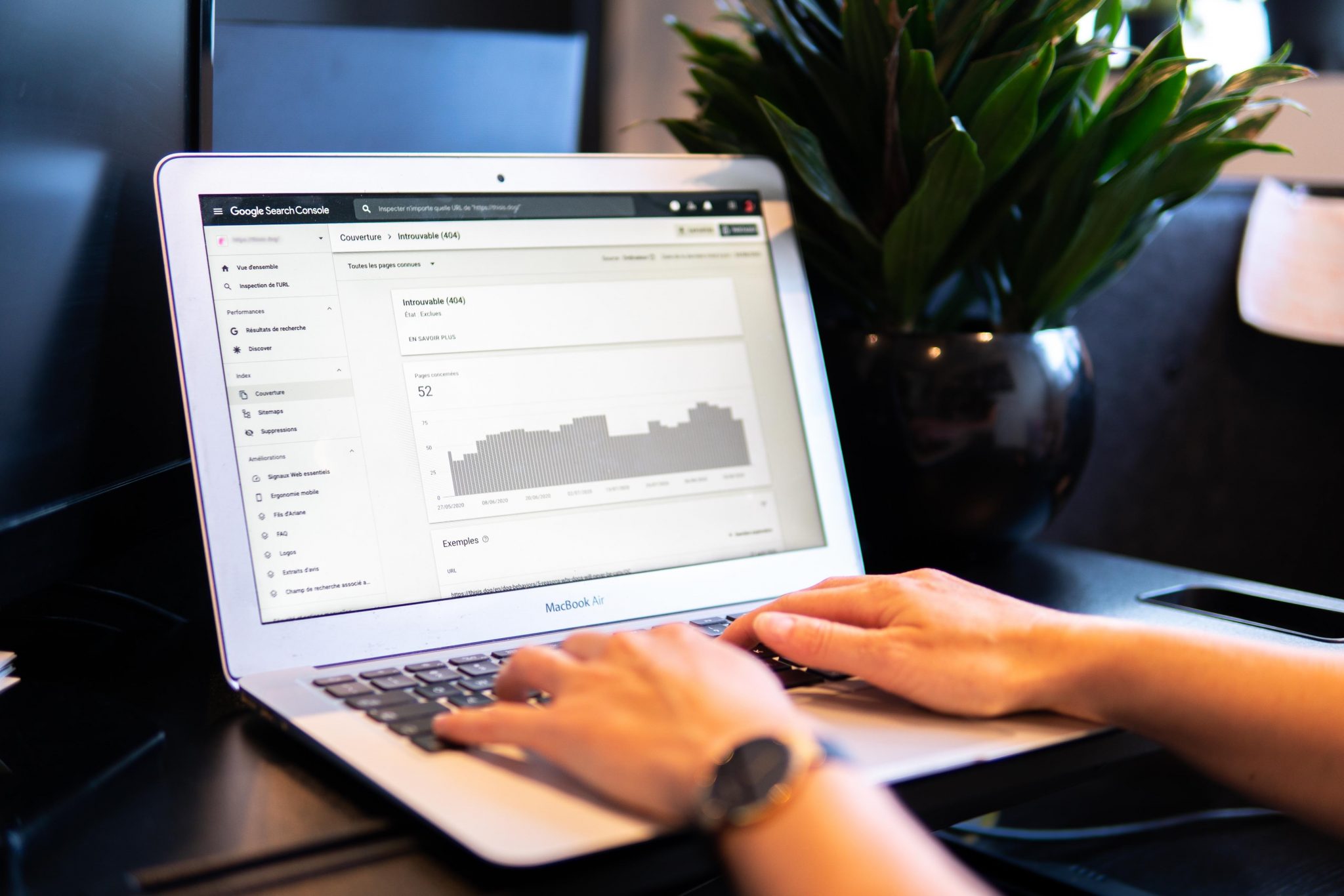 Grafische representatie van voordelen bij bedrijfswebsite bouwen, inclusief klantenloyaliteit en online zichtbaarheid