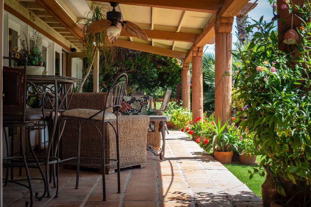 Vergelijking verschillen houten en aluminium veranda in tuin met moderne uitstraling