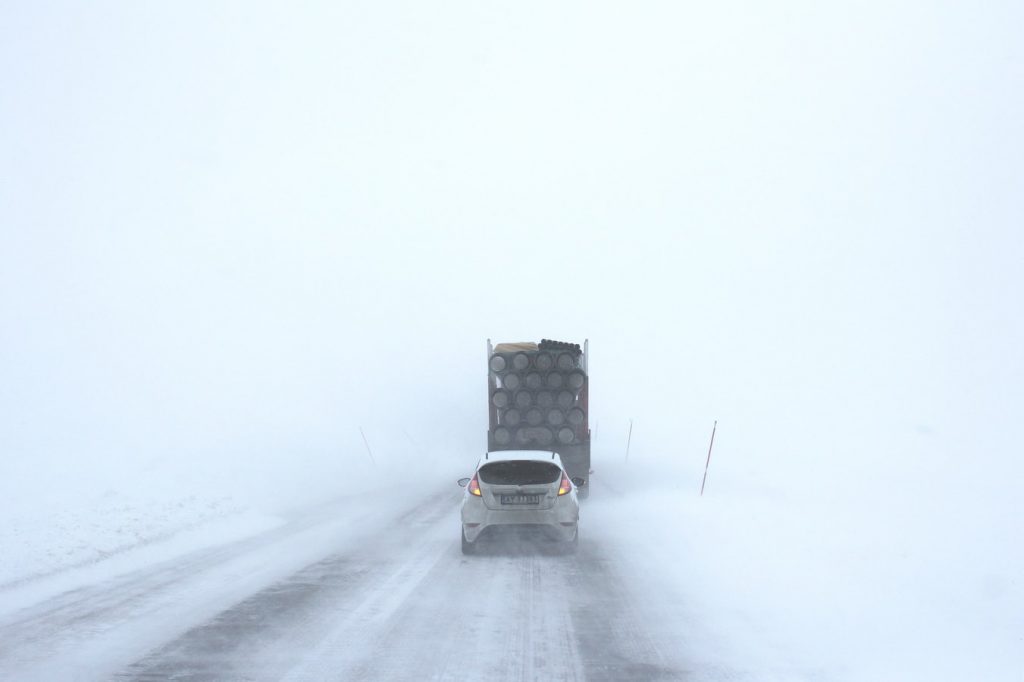 Sneeuwkettingen verplicht op bergwegen: blauw verkeersbord geeft aan wanneer winteruitrusting nodig is