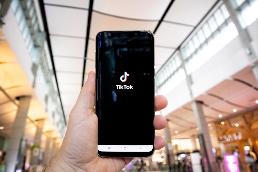 Illustratie van de voordelen van het kopen van TikTok likes voor zakelijke groei en professionele uitstraling