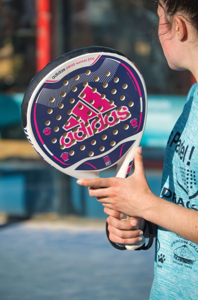 Padel racket banner met showcase van Online Padel Winkel producten - schoenen, rackets en tassen