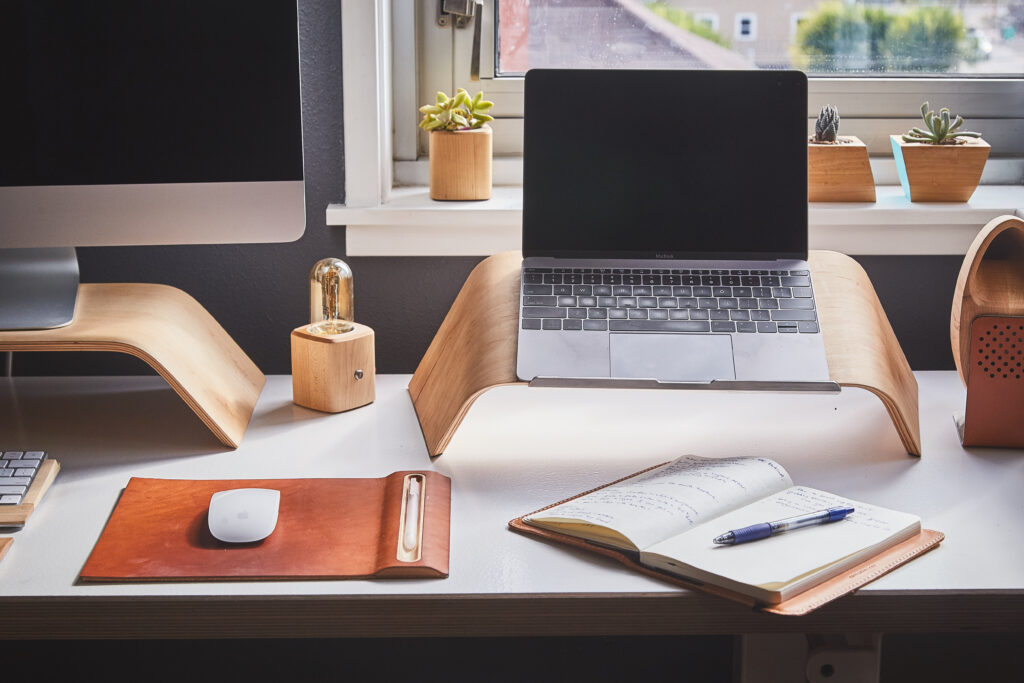 Ergonomisch ingericht thuiskantoor met verstelbare bureaustoel, bureau en goede verlichting voor productief werken