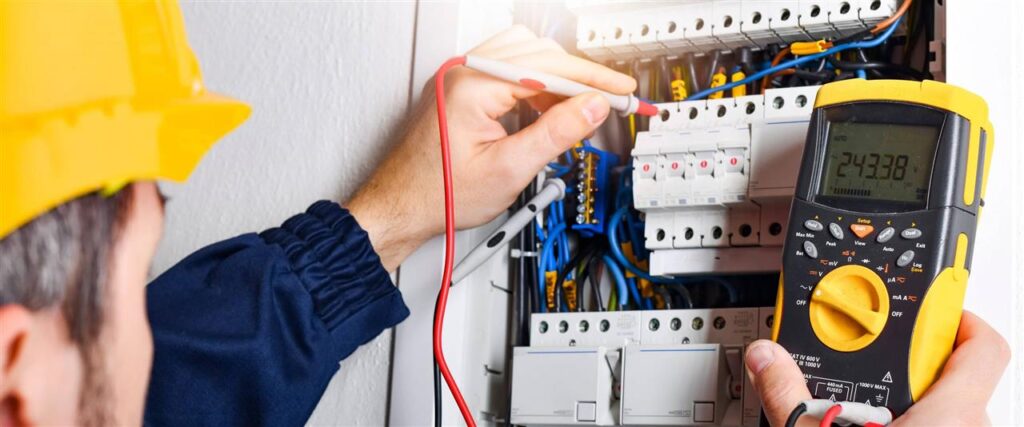 Elektricien met gereedschap klaar voor spoedreparatie en elektriciteitswerk
