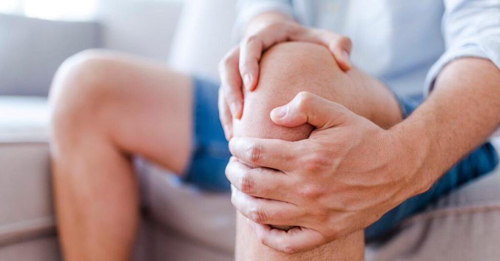 Stijf gewricht door artrose - fysiotherapie behandeling helpt pijn te verminderen en beweging te verbeteren