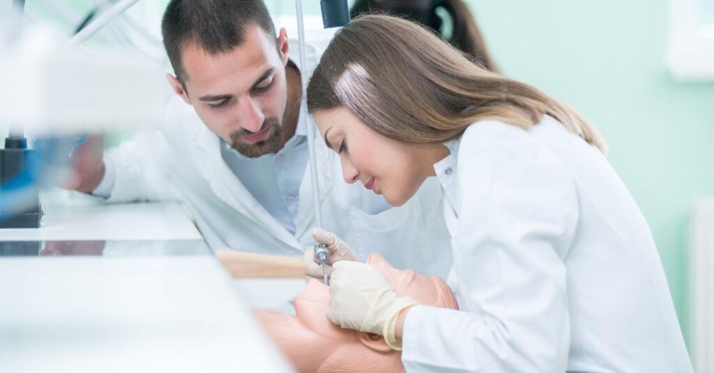 Cursus endodontologie trainingscentrum Amstelveen met moderne apparatuur en ervaren docenten