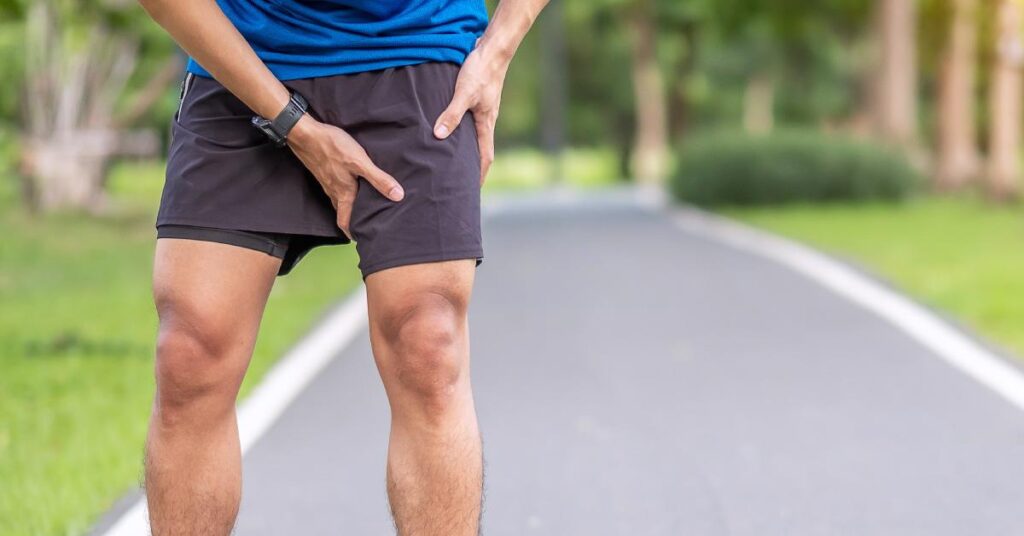 Fysiotherapeut behandelt liesblessure met revalidatie- en hersteltherapie voor spierversterking