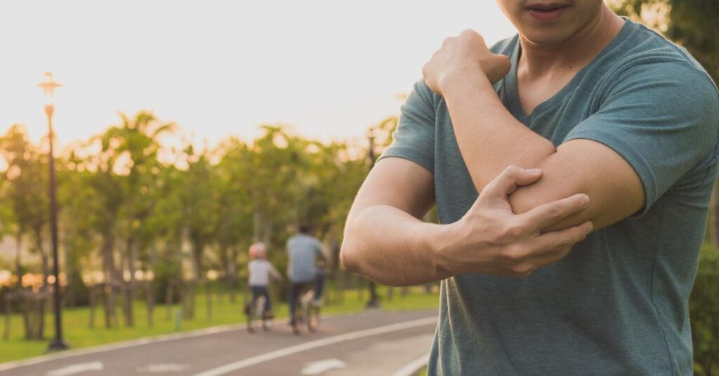 Specialistische fysiotherapie RSI elleboog behandeling met handmatige therapie en oefeningen voor tenniselleboog