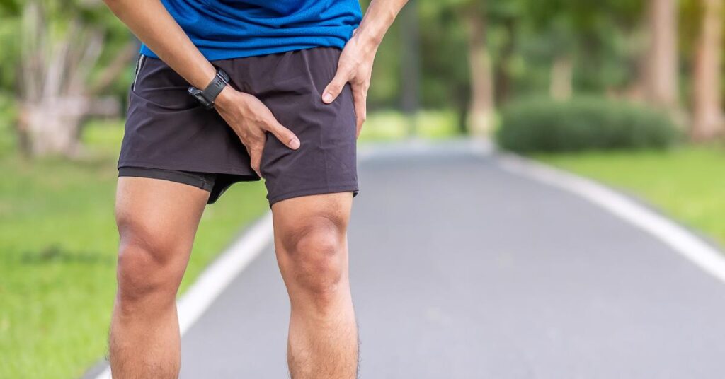 Illustratie van behandeling voor terugkerende liesblessure met fysiotherapeutische oefeningen en stretching