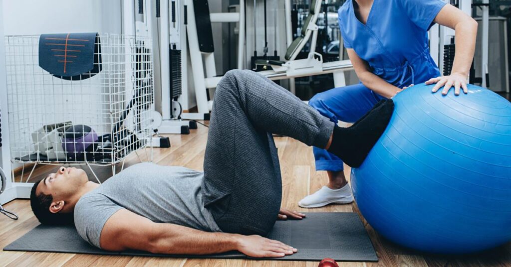 Interieur fysiotherapie praktijk Geleen met moderne apparatuur voor behandeling en revalidatie