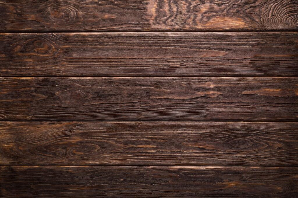 Raftwood traprenovatie met natuurlijke houttextuur en robuuste karakter, gemaakt van hergebruikte spoorbielzen
