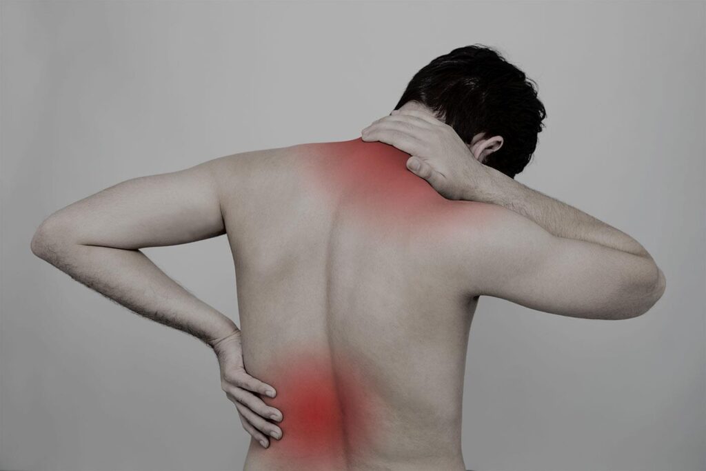Fysiotherapeut voert manuele therapie uit bij herniaklachten voor pijnverlichting en mobiliteitsherstel