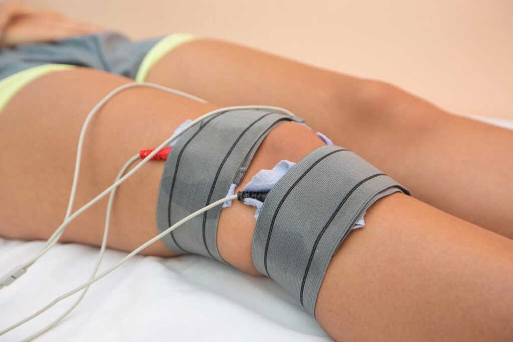 Fysiotherapeut begeleidt patiënt bij optimaal herstel na nieuwe knie-operatie met gerichte oefeningen