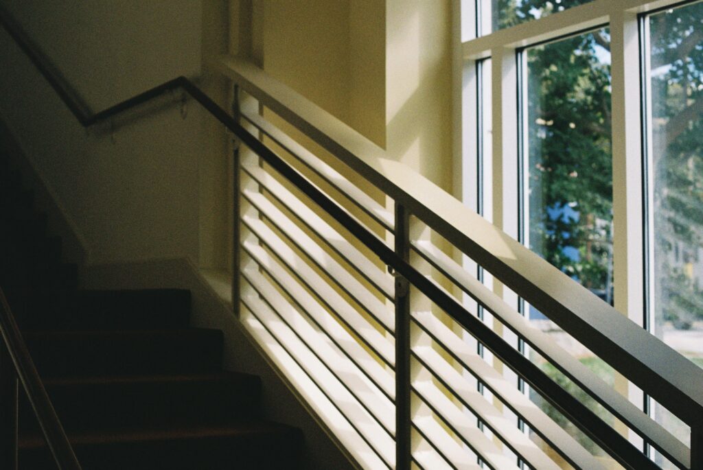 Moderne houten trap in trappenhuis met natuurlijk licht, voorbeeld van juiste trap keuze voor interieur