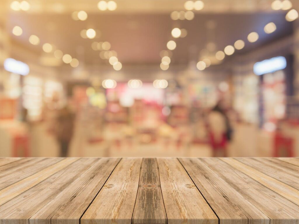 Pas geschuurde houten tafel met glad oppervlak na het ambacht van meubels schuren