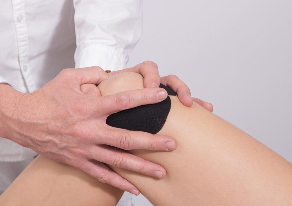 Fysiotherapeut voert behandeling uit voor herstel van een gebroken knie bij Fysio Xtra
