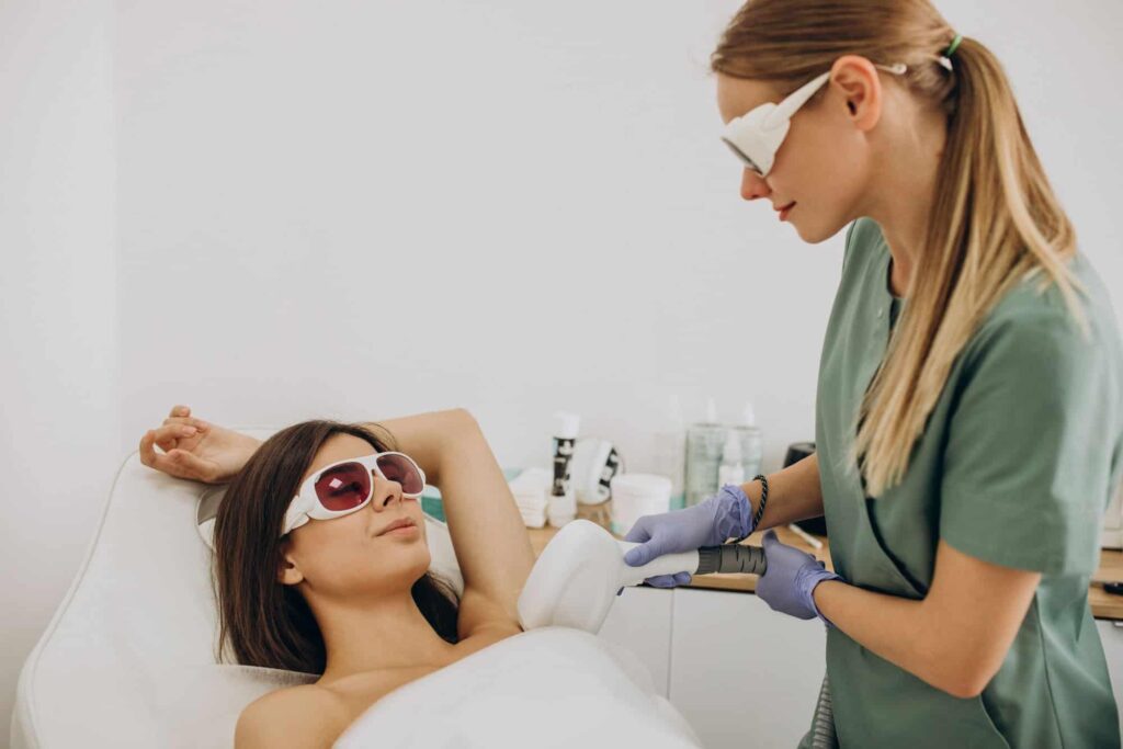 Laserbehandeling voor permanente ontharing uitgevoerd door opgeleid gecertificeerd personeel met verschillende laserontharing