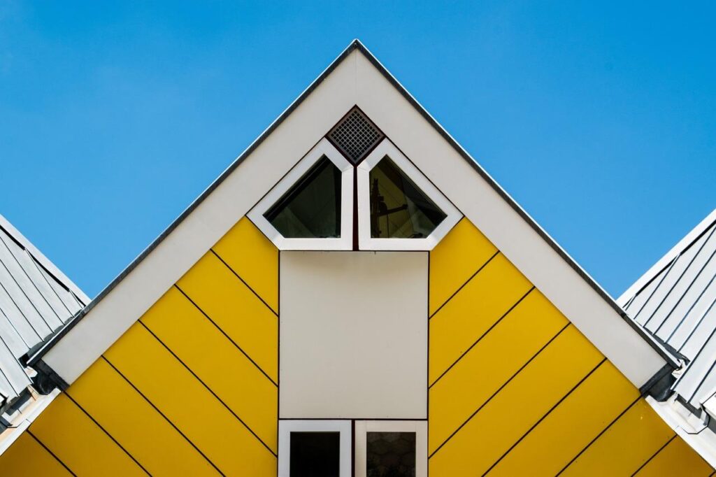 Voorkant van huis met vers schilderwerk en regulier onderhoud in 's-Hertogenbosch