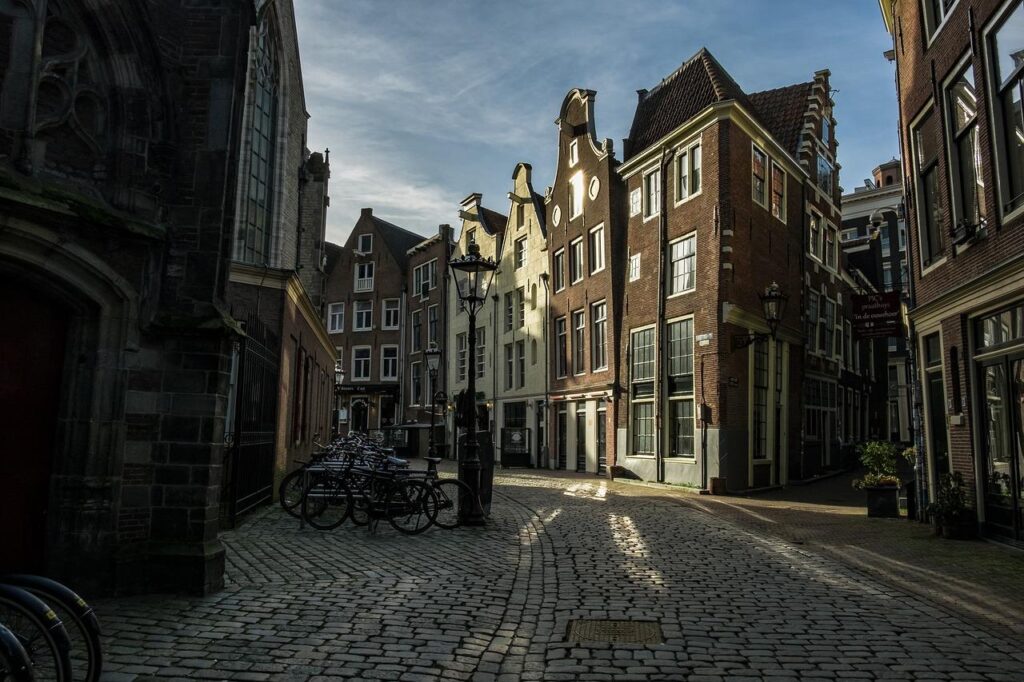 Amsterdam grachtenhuizen en fietsers - handige tips voor verhuizen naar Amsterdam