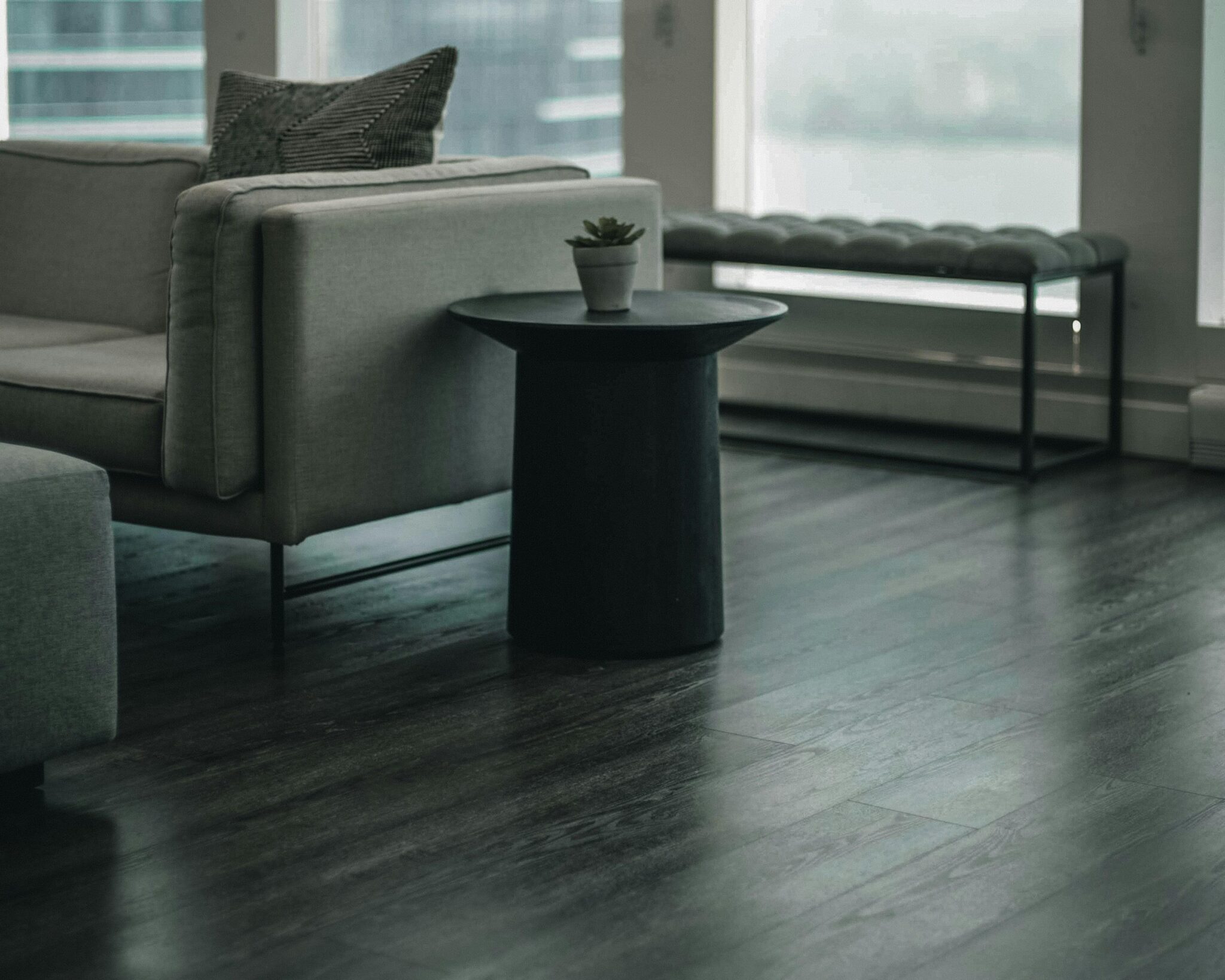 Showroom met diverse laminaatvloeren voor elk budget, inclusief hout- en tegelimitaties bij vloerspecialist Vloerplus Alkmaar