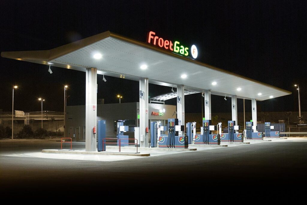 Benzineprijs Rotterdam grafiek met tankstations en elektrische voertuigen als toekomst