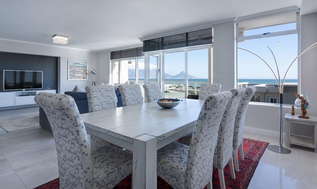 Stijlvolle eetkamer meubels met houten tafel en comfortabele stoelen voor gezellige maaltijden
